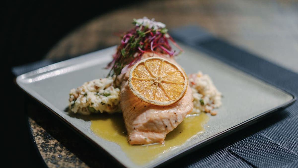Plats de poisson bien présenté au restaurant
