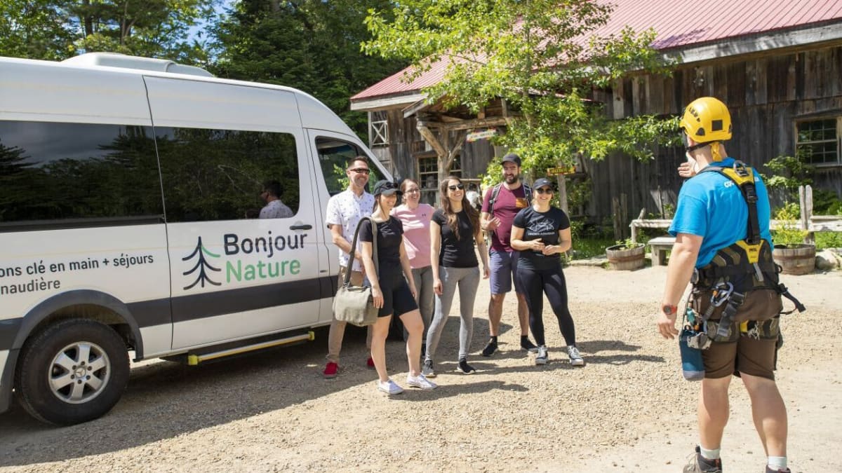 Groupe de personne devant un mini-bus Bonjour Nature