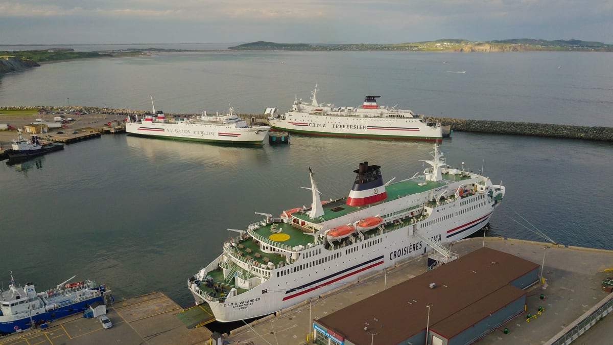 Traversier et navires dans un port