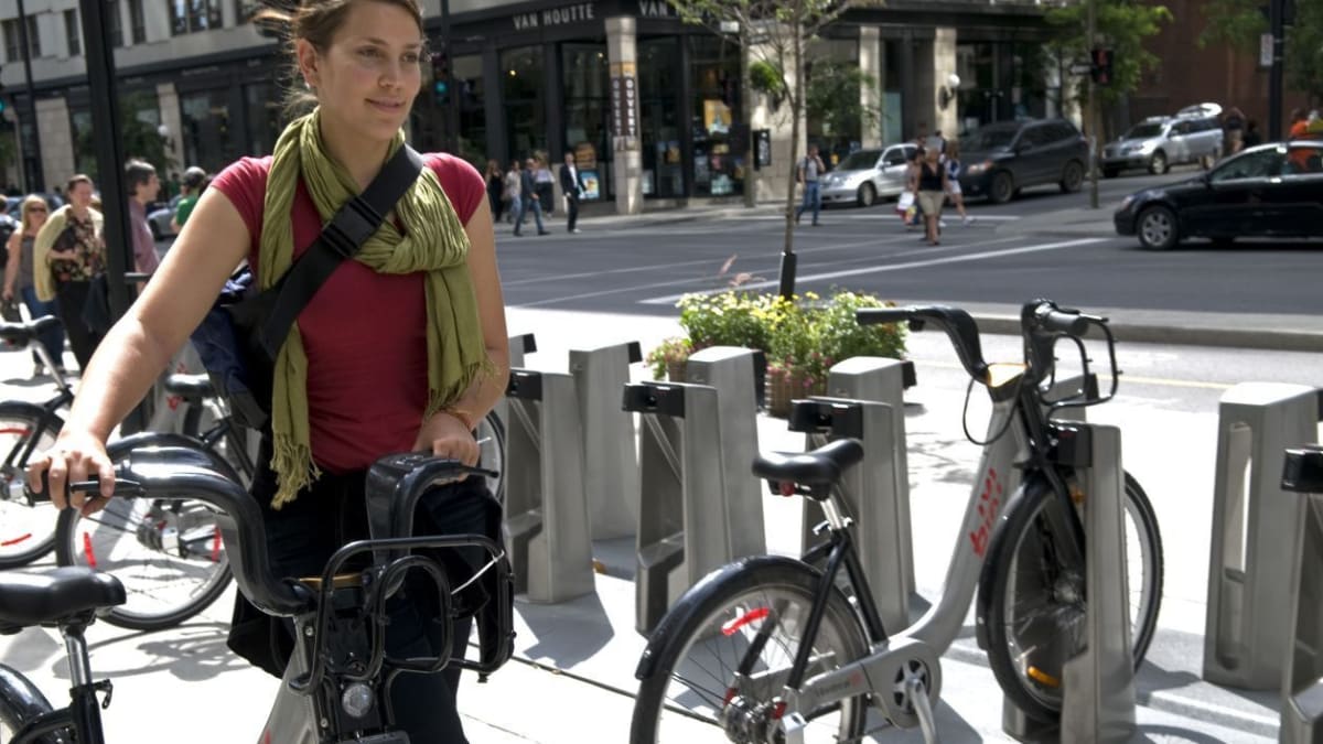 Femme devant une station de BIXI