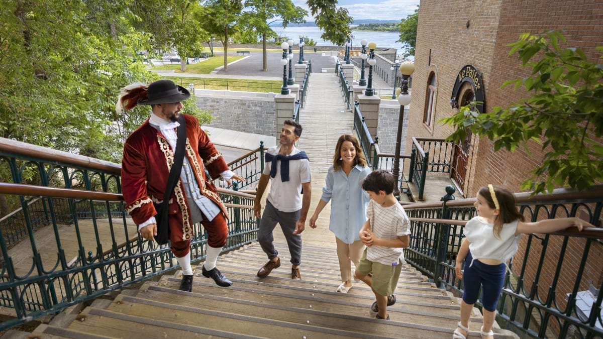 Family on a guided tour of Old Québec with a costumed guide