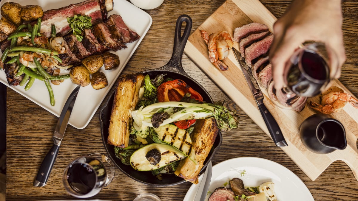 Plats de viandes grillées sur une table