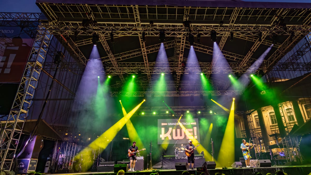 Outdoor stage at festival Kwe!