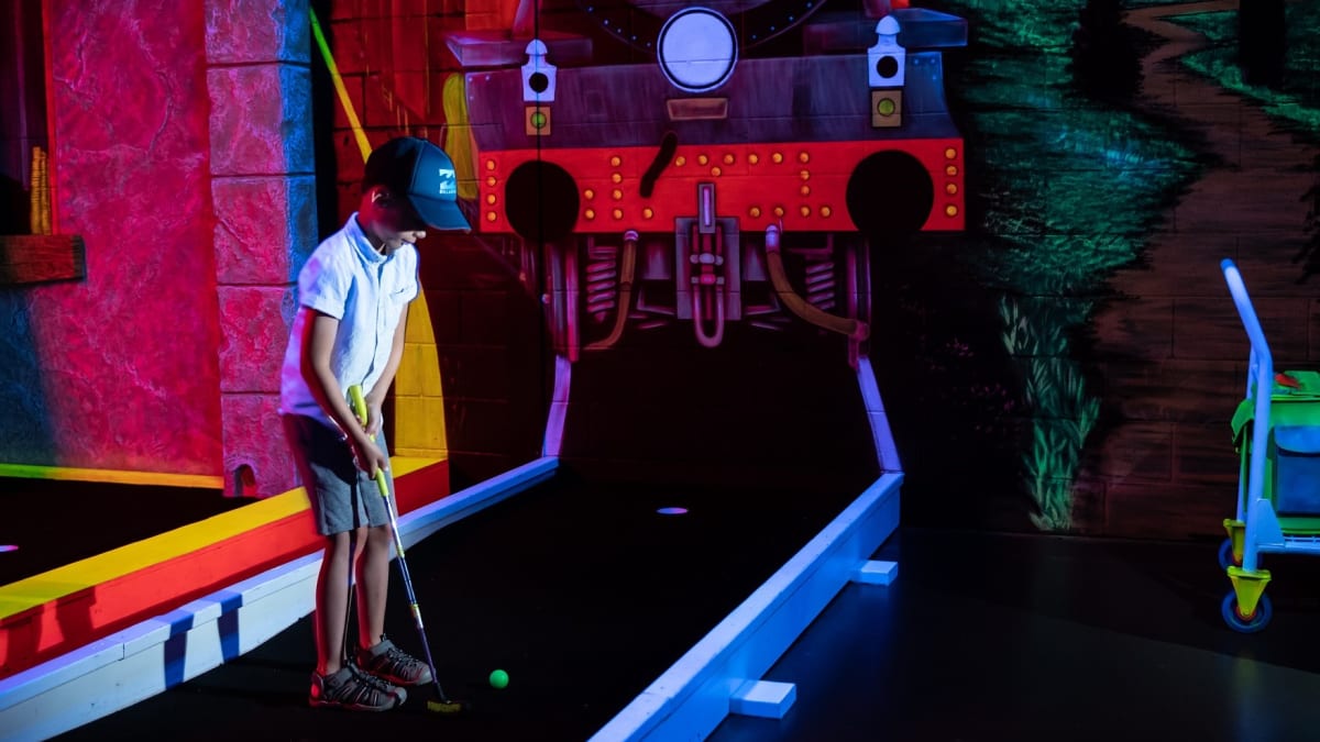 Des enfants jouent une partie de mini-golf au Laser Force Drummondville