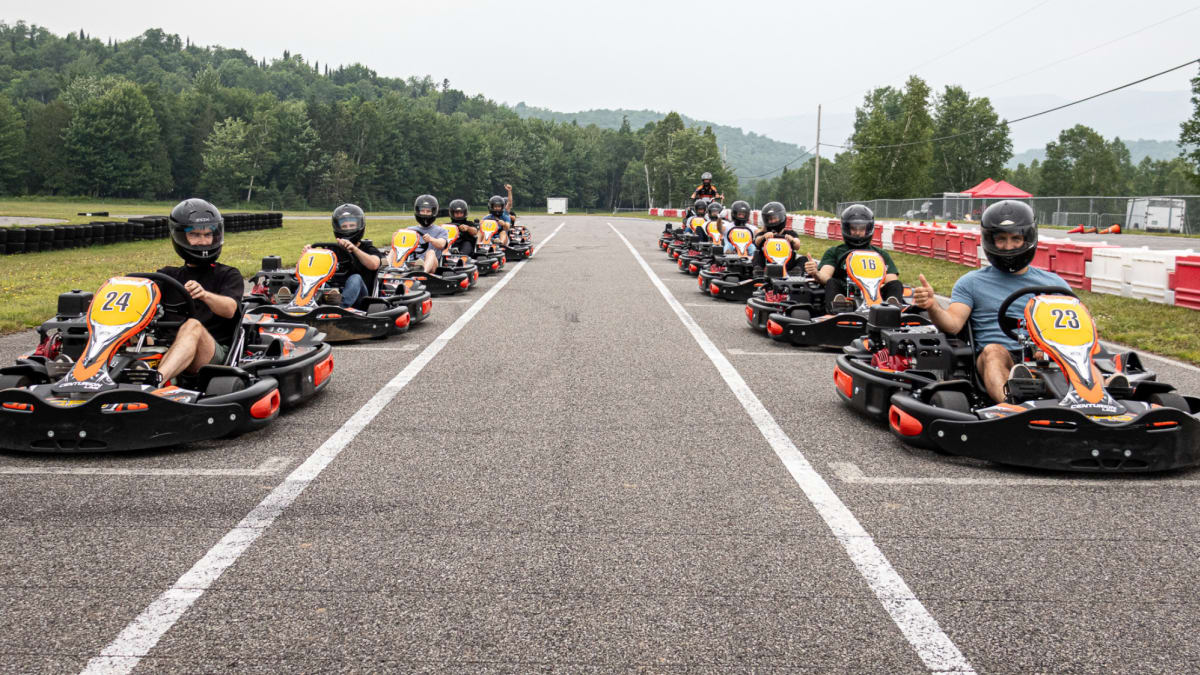 Karts en alignement de départ.
