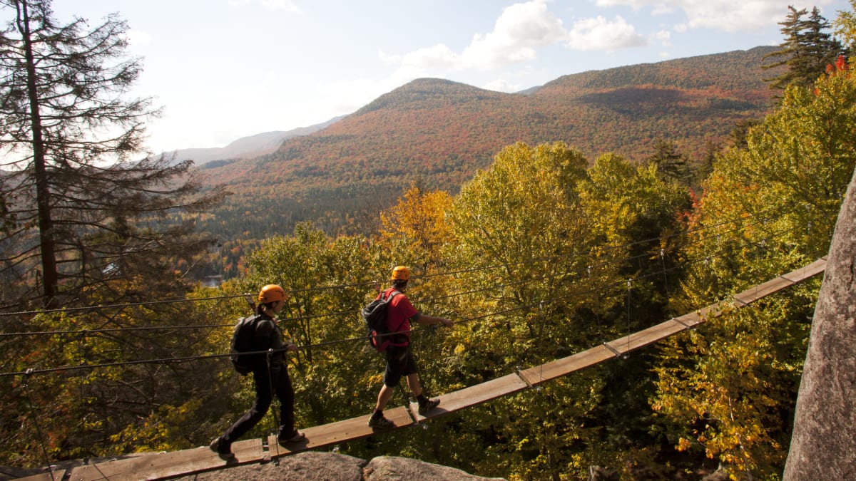Deux personnes sur la via ferrata au Parc national du Mont-Tremblant.