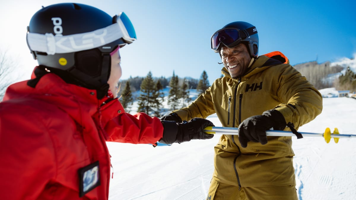 Homme souriant en train d'apprendre un sport de glisse.