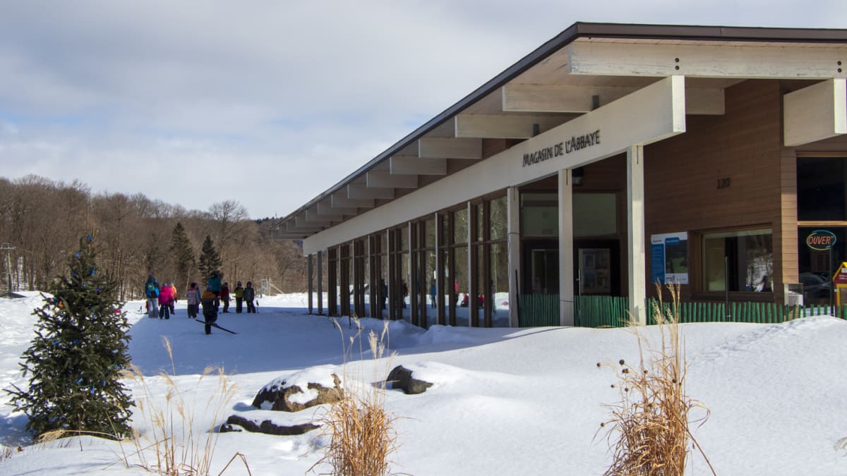 Snowy outdoor view and forest at Abbaye de Val-Notre-Dame.