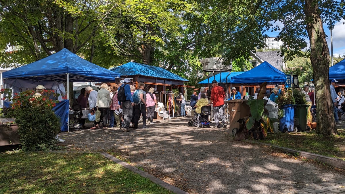 A market located close to the Auberge des 21 hotel.