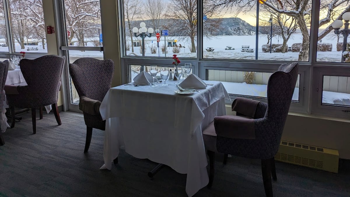 Salle à manger de restaurant avec vue sur la rivière Saguenay.