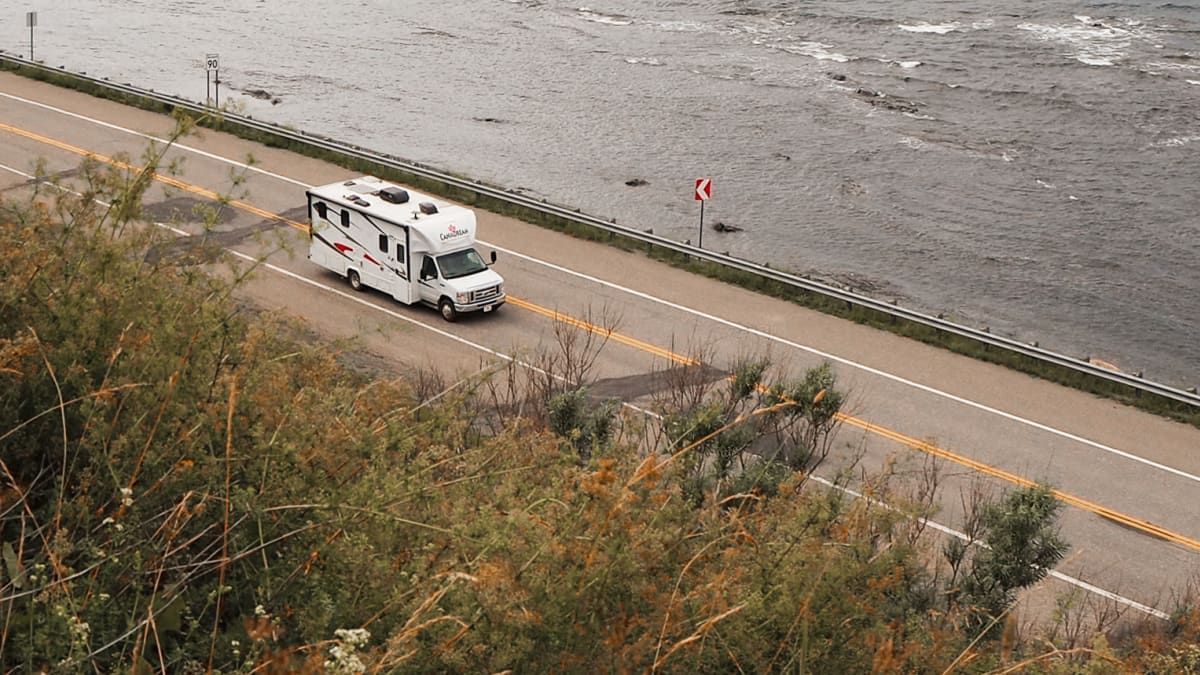 VR sur la route au bord de la mer