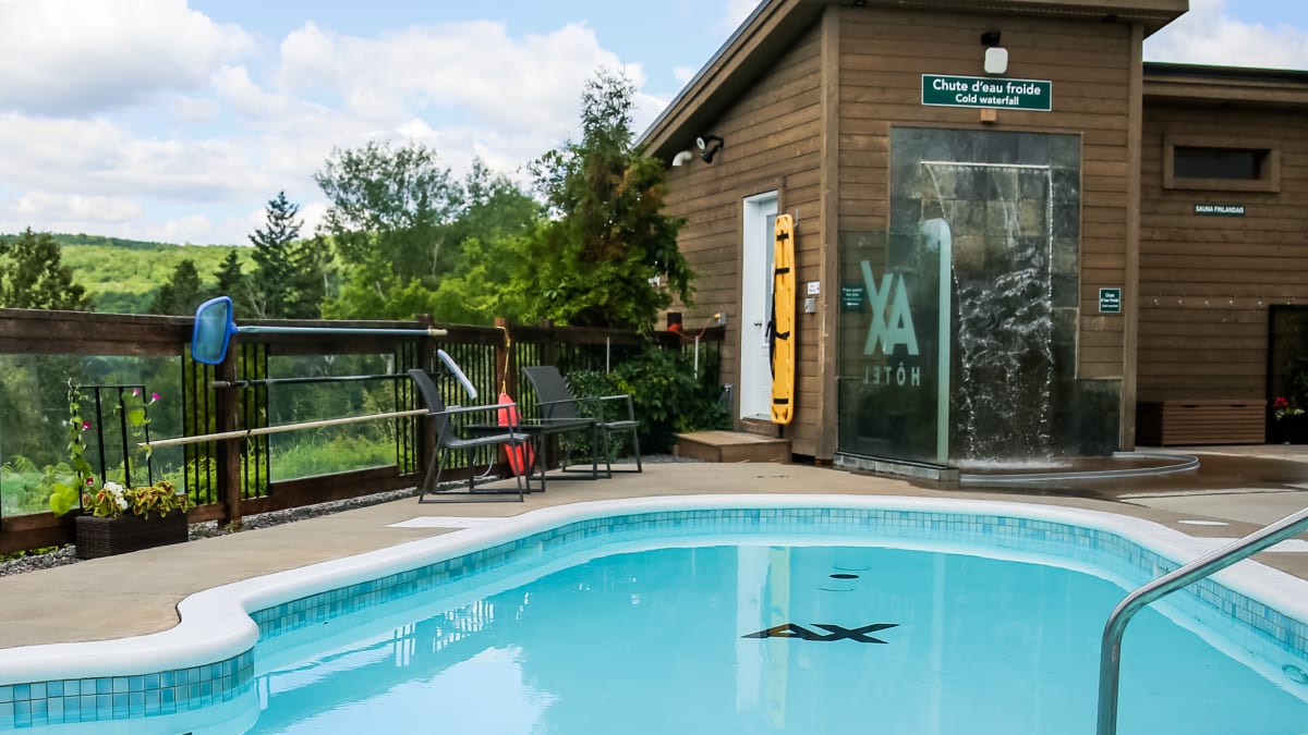 Piscine extérieure au Ax Hôtel Mont-Tremblant
