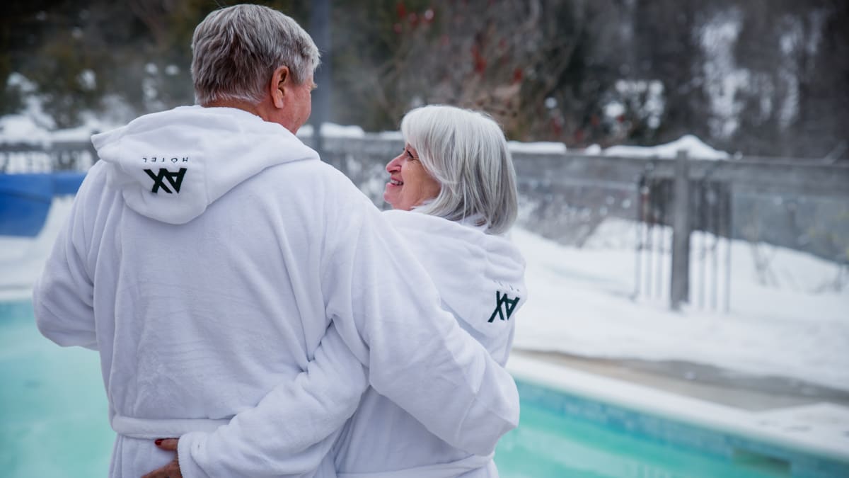 Couple en peignoir profitant des installations de détente de l’hôtel