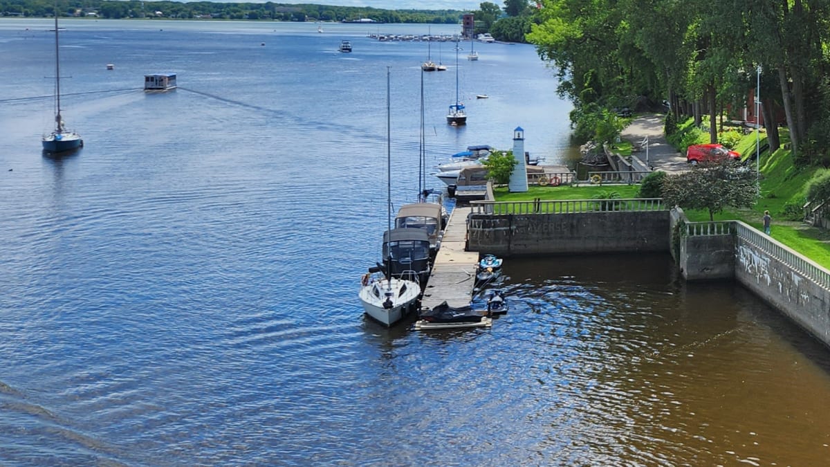 Fleuve devant le musée Boréalis.