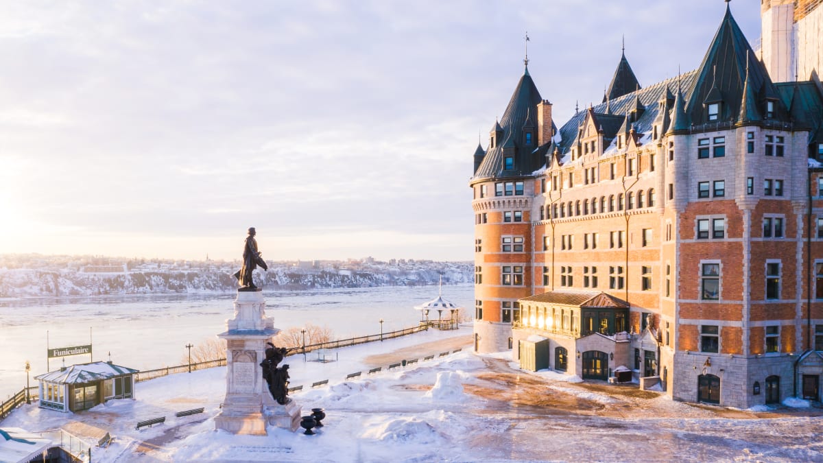 Le Château Frontenac en hiver entouré de glace