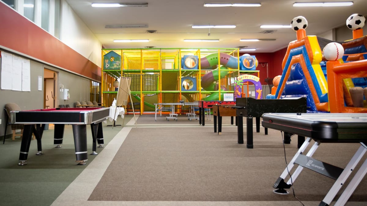 Modules et tables de jeux intérieurs au ChériClub.