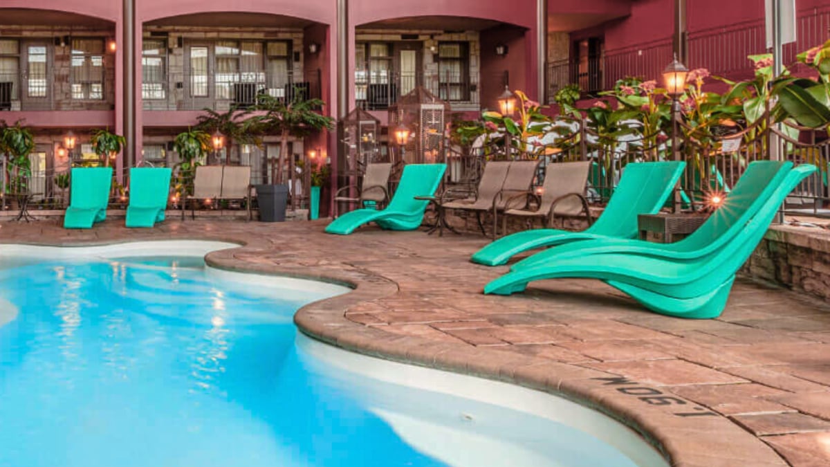 Indoor pool at Hotel Universel in Québec City.