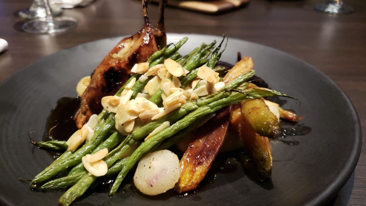Assiette de volaille avec asperges, carottes et amandes.