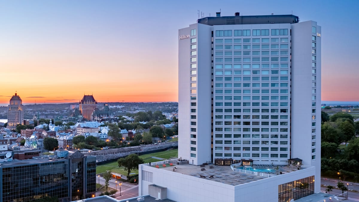 Hilton Québec avec vue du Château Frontenac et du fleuve en arrière-plan.