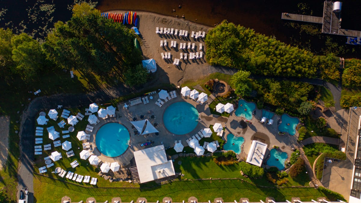 Pools, patio chairs and hot tubs at the Lido thermal.