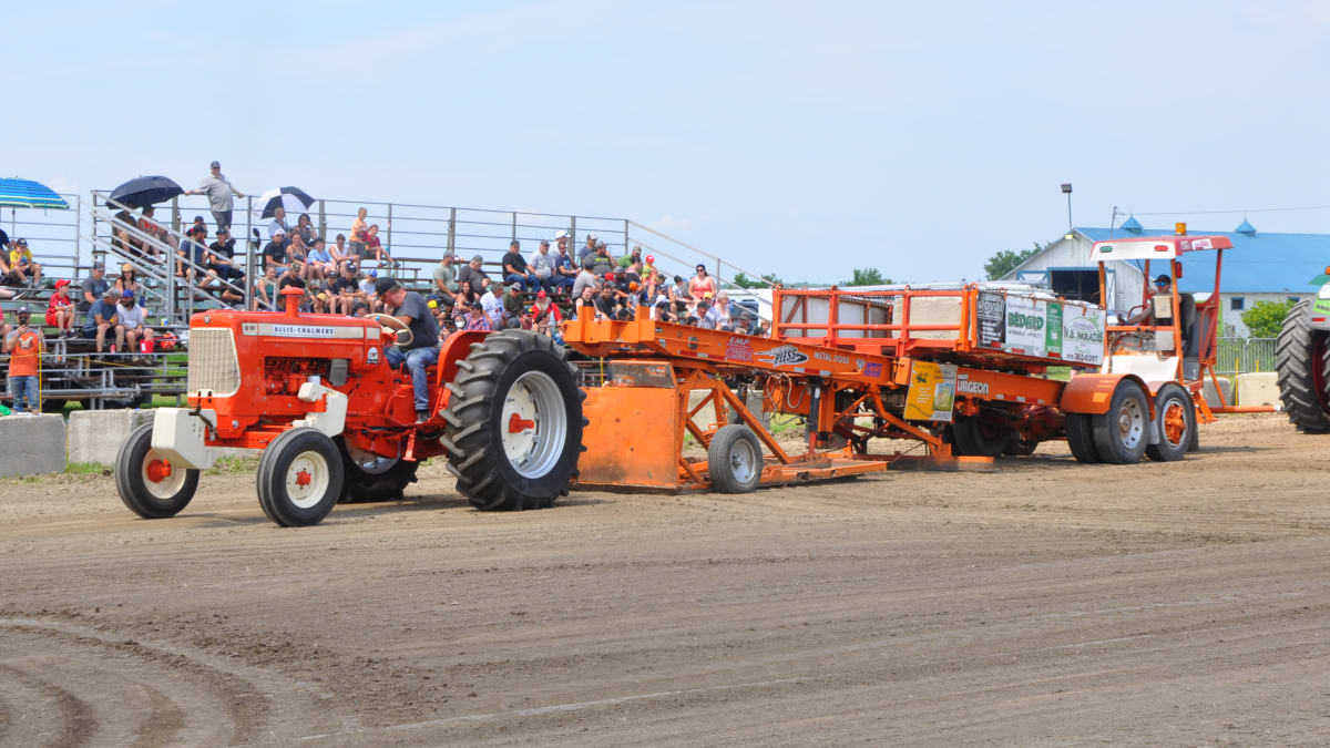 Foule qui regarde la tire de tracteur à l'expo agricole Calixa-Lavallée