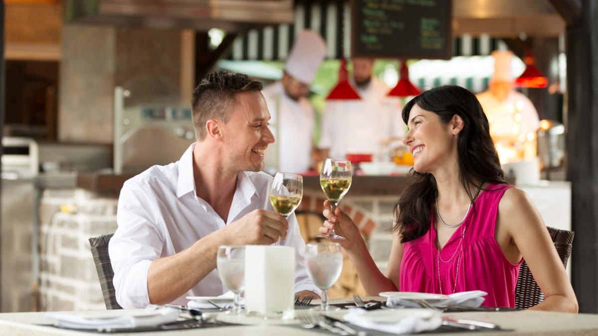 Couple attablé au restaurant du Château Montebello.