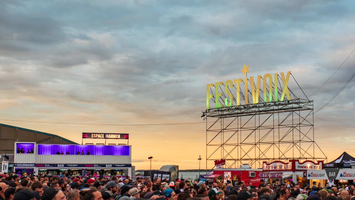 Festivoix crowd at sunset.