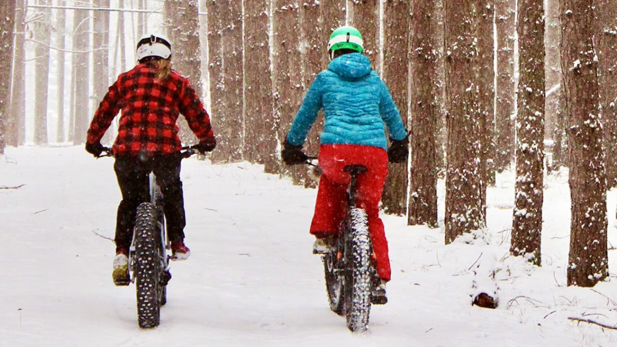 Two people on fatbikes in the winter on the trails of Grand Lodge Mont-Tremblant