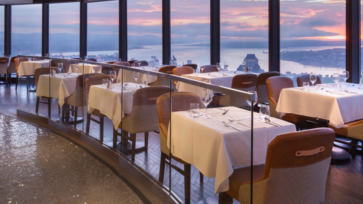 Vue de la salle à manger du Ciel! Bistro-bar tournant de l’Hôtel Le Concorde