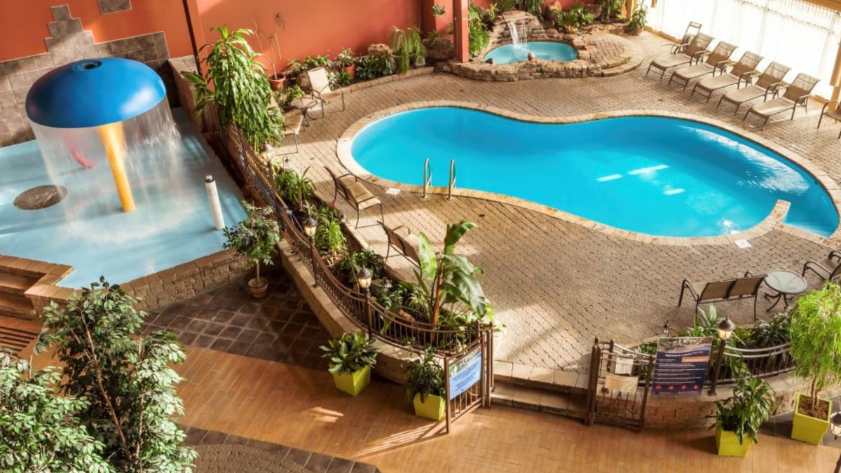 Vue de haut de l’espace piscine et spa de l’Hôtel Ambassadeur
