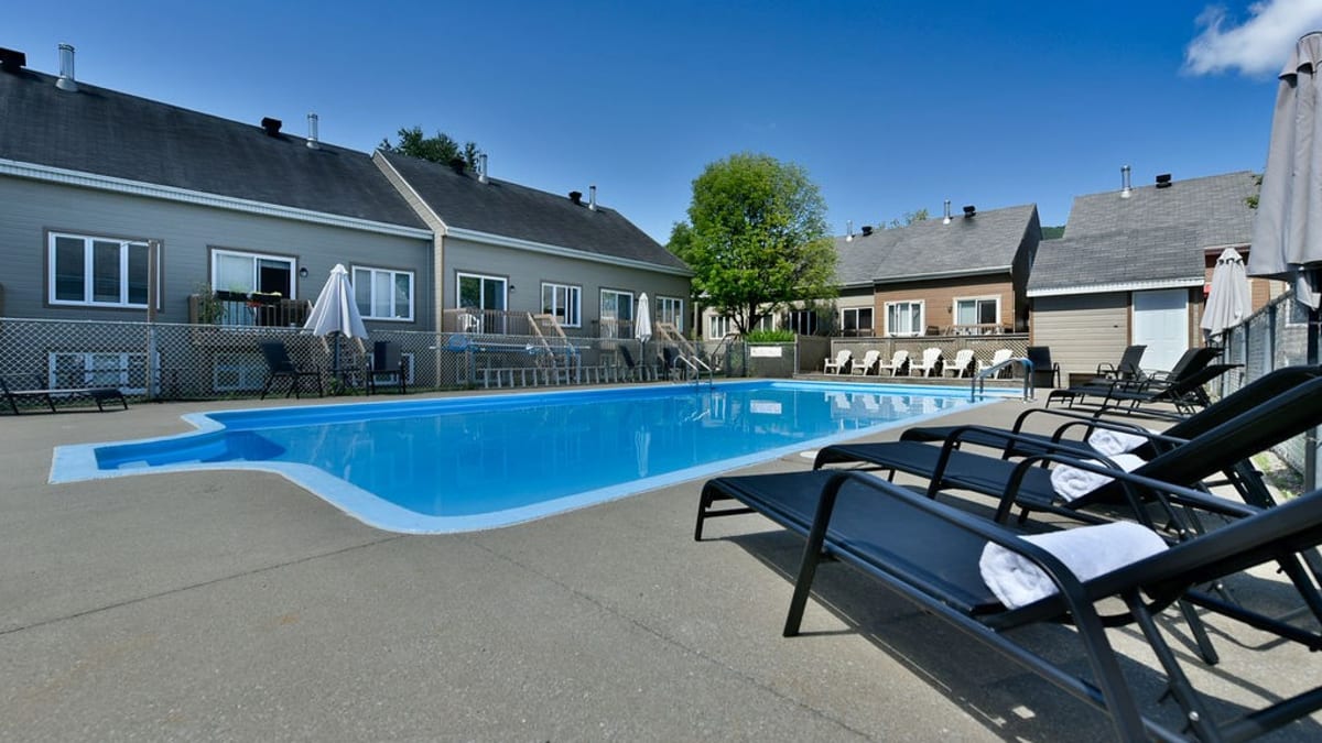 Détente à la piscine