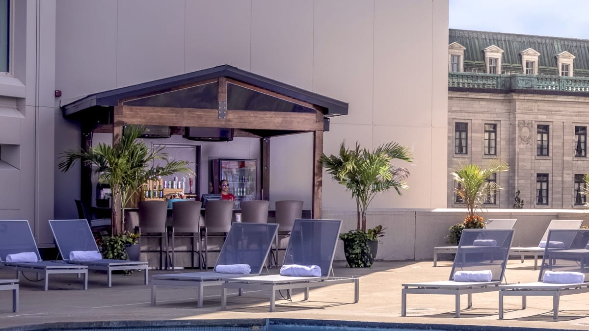 La piscine au 3e étage du Hilton Québec.