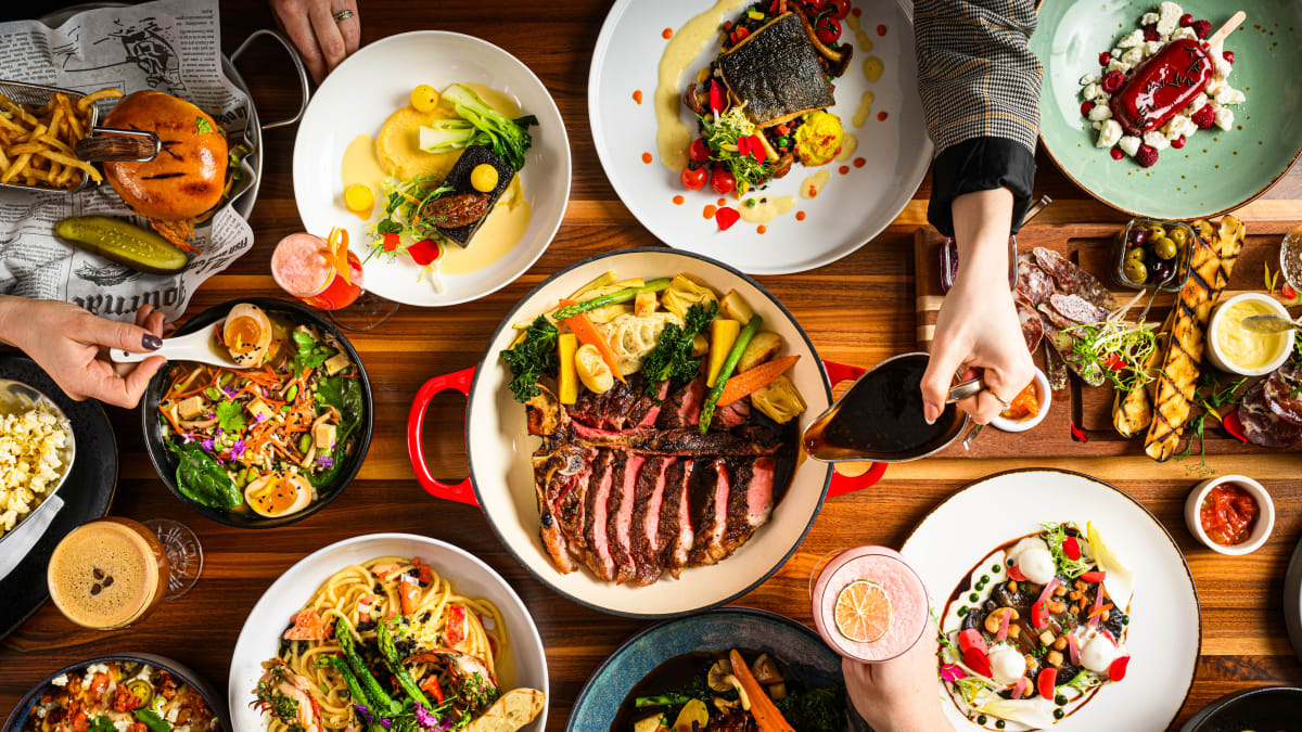 Salades, grillades et autres plats du restaurant CABU.