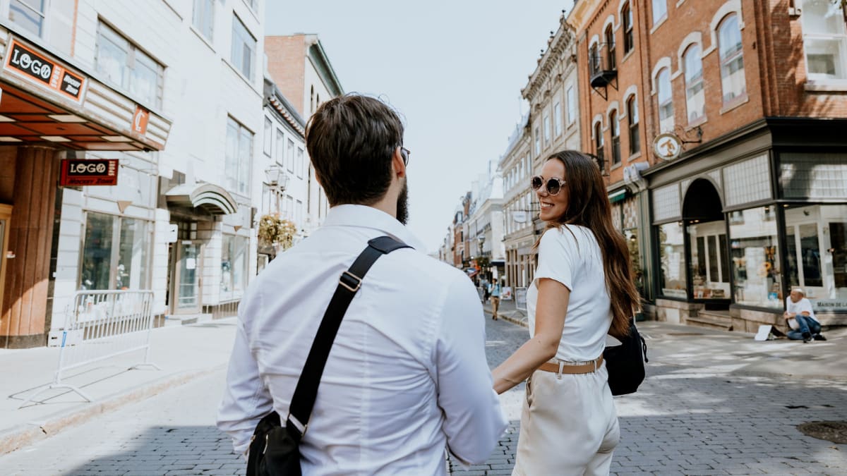 Couple dans les rues de Québec.