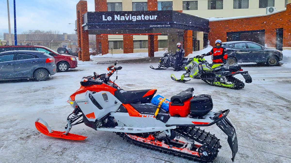 Motoneige en face de l'Hôtel
              Le Navigateur
