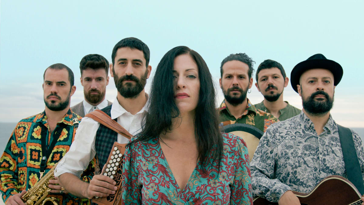 Le groupe Kalàscima et l’auteure-compositrice-interprète Andrea Ramolo.