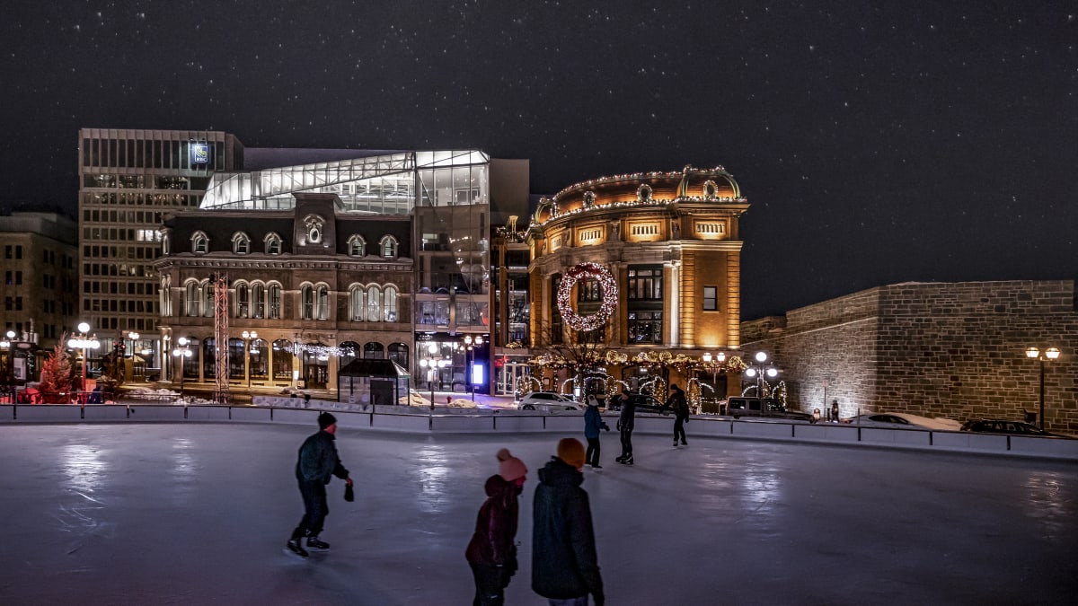 Patinoire de la place d'Youville devant Le Capitole Hôtel.