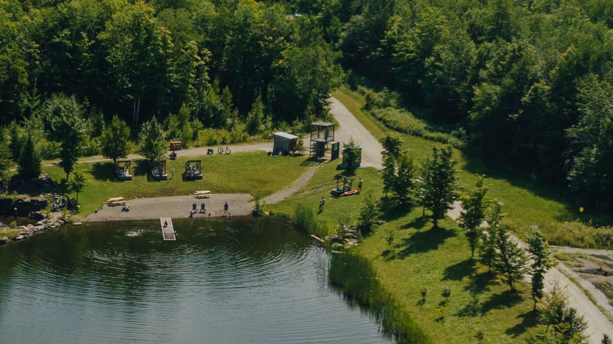 Vue sur le lac de la Source