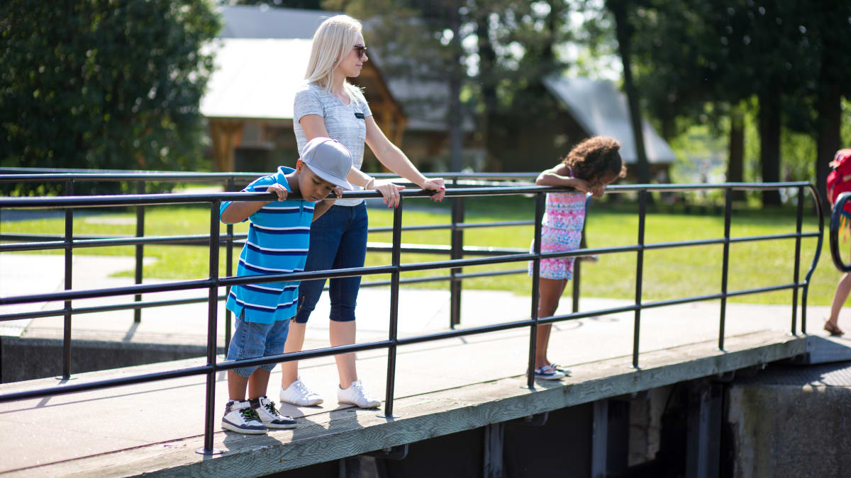 Mère et ses deux enfants sur le pont du canal