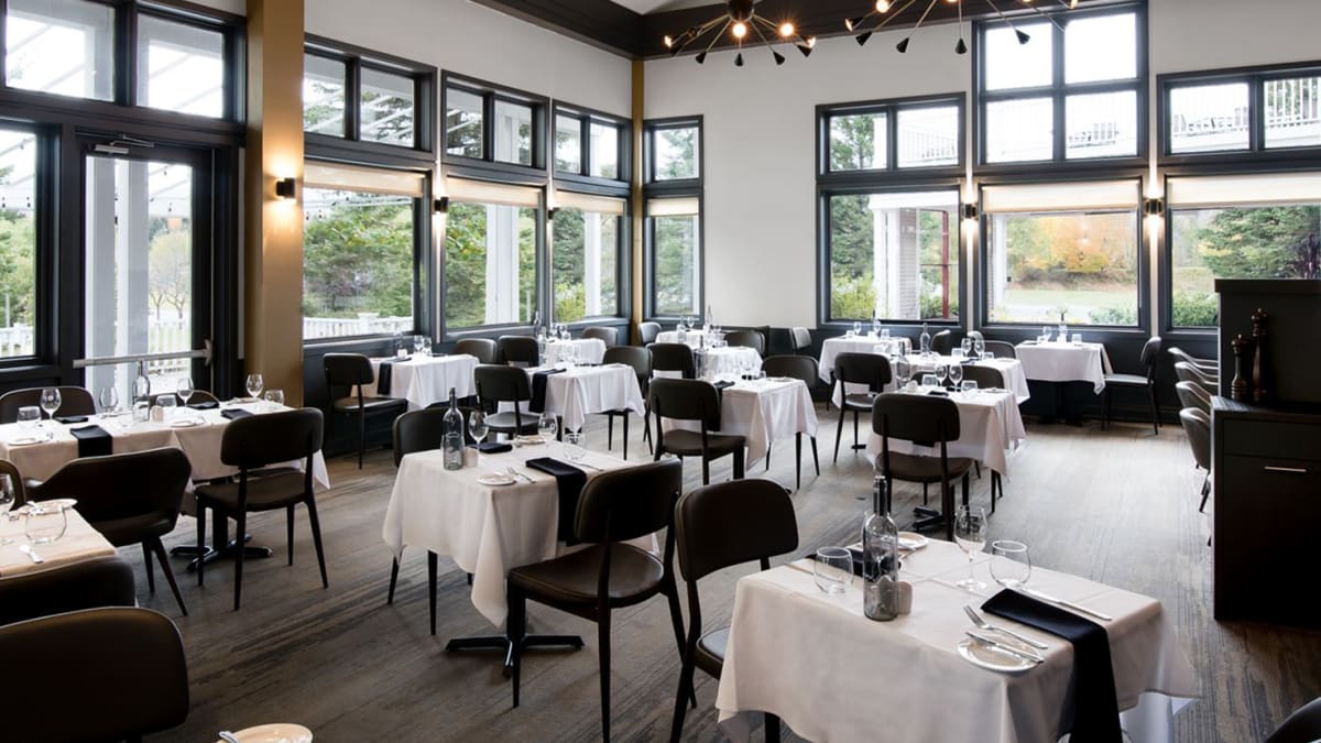 Dining room at the Jardins Restaurant.
