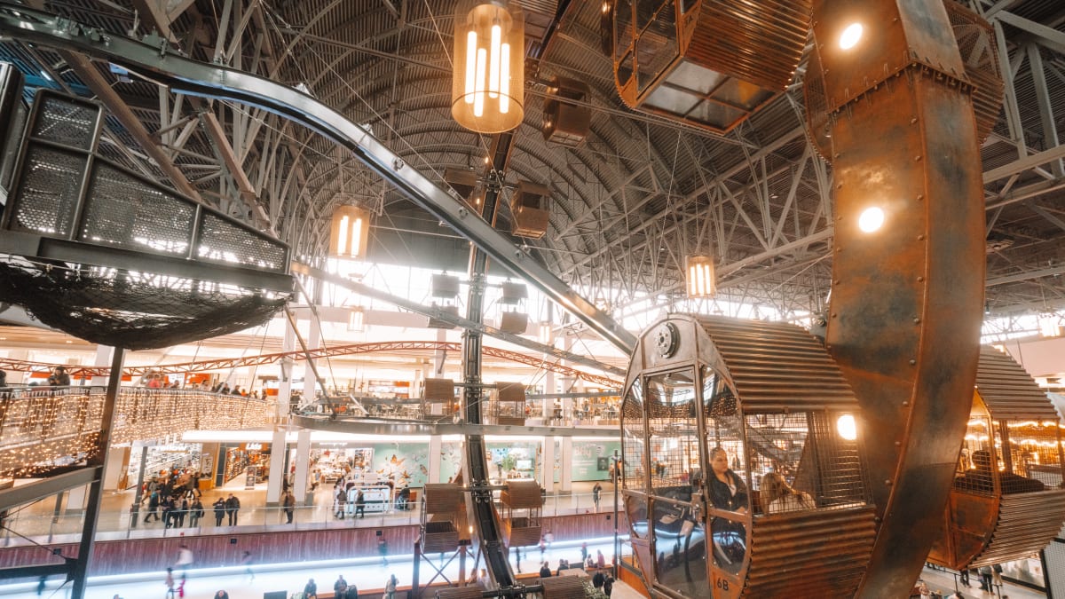La grande roue intérieur au Méga Parc