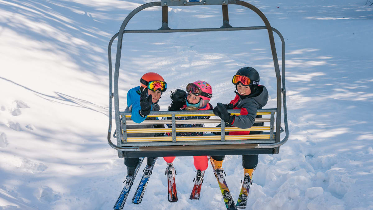 Trois enfants dans un remonte-pente au Mont Blanc