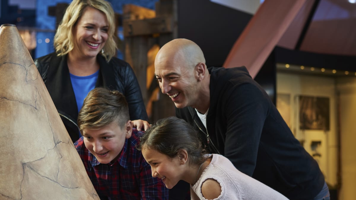 Famille heureuse de découvrir les attraits du musée