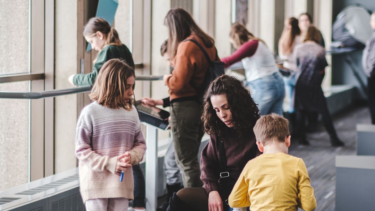 Parents et enfants à l'exposition de l'observatoire de la capitale.