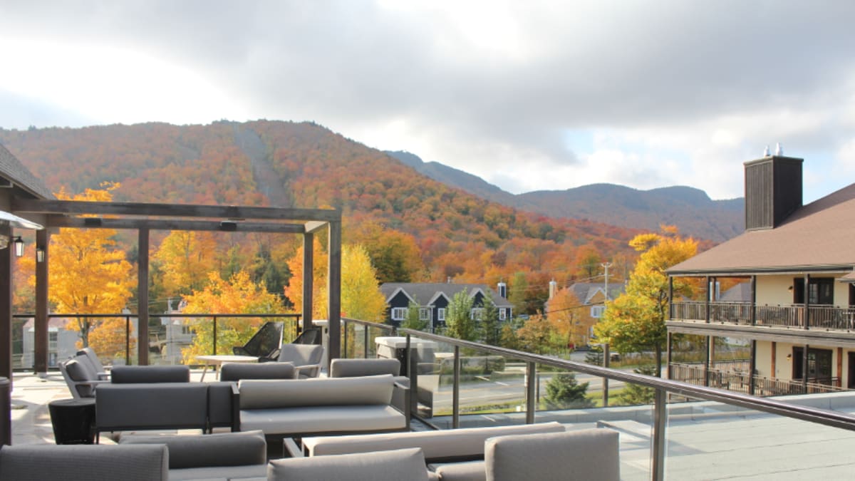 Mezzanine de l'Espace 4 Saisons avec vue sur le Mont Orford aux couleurs automnales.