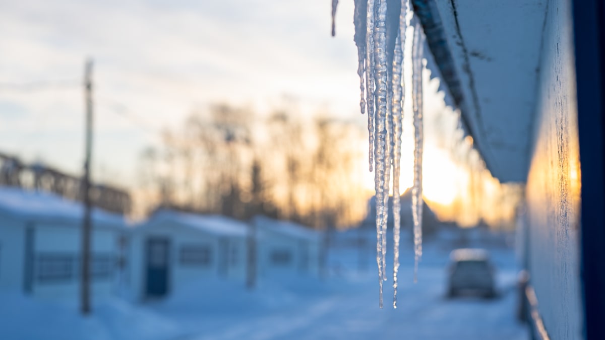 Village de pêche sur glace en fin d'après-midi.