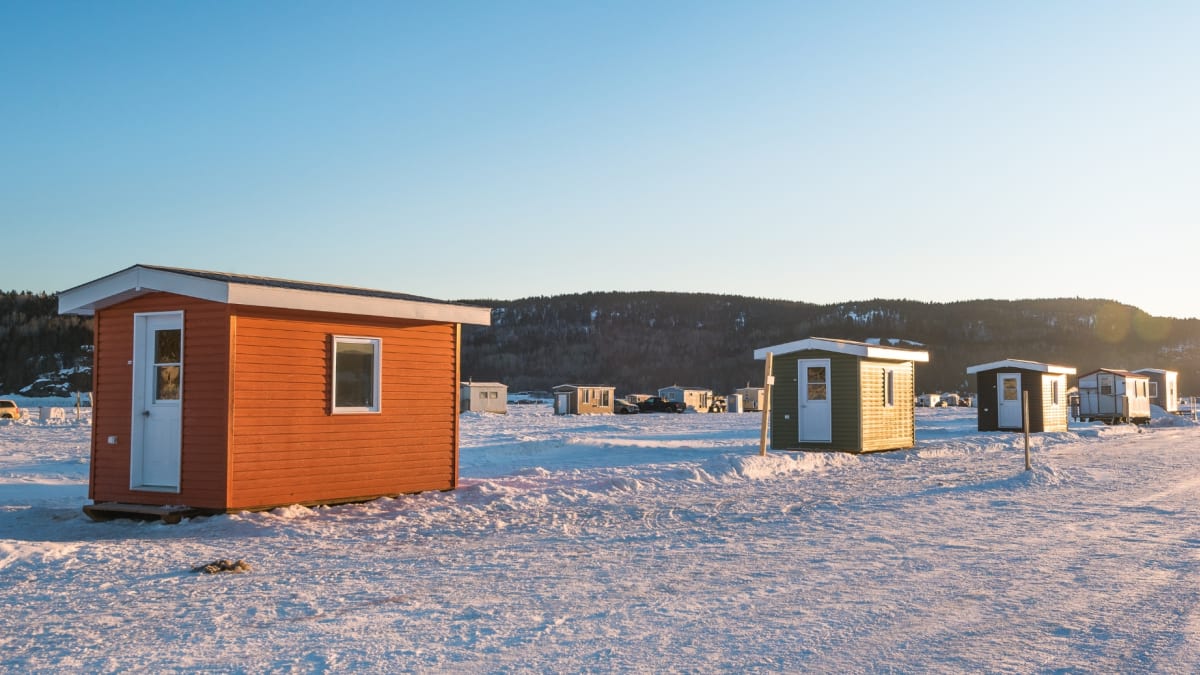 Cabanes de pêche sur glace sur le fjord du Saguenay