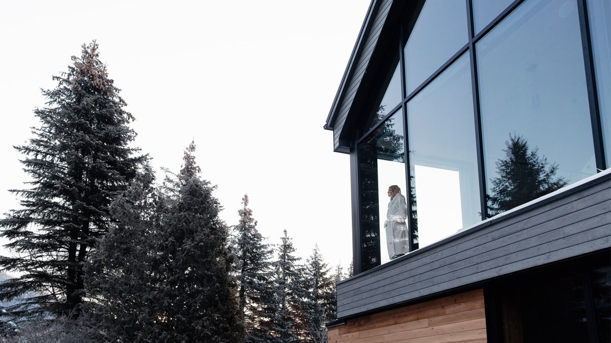 Person in the panoramic room at Strøm Nordic Spa in Mont-Saint-Hilaire