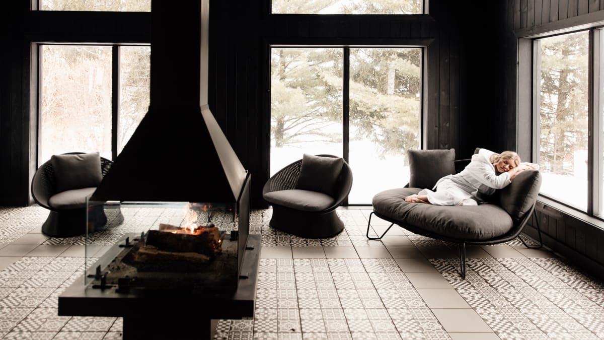 Woman in the relaxation room at Strøm Nordic Spa in Sherbrooke