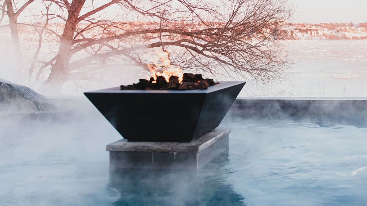 Man in the infinity pool at Strøm Nordic Spa in Old Québec City